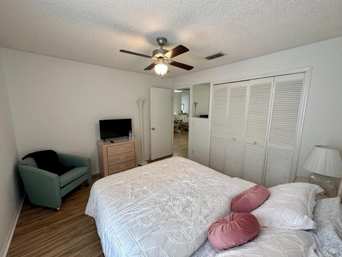 Private Pool With A Beautiful View Overlooking The Lake! Near - Universal